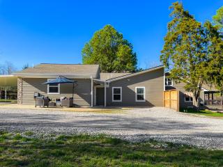 Trailside Loft | Firepit, Pond, Near UofA/Downtown - 3