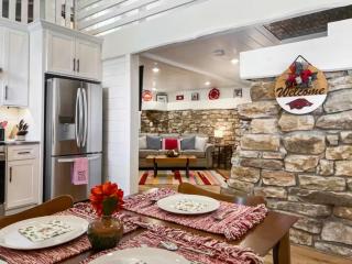 Trailside Loft | Firepit, Pond, Near UofA/Downtown - 8