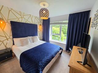 Entire Spacious 3-Bed Family Home, City Centre, Free Parking, Garden - 1