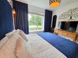 Entire Spacious 3-Bed Family Home, City Centre, Free Parking, Garden - 7