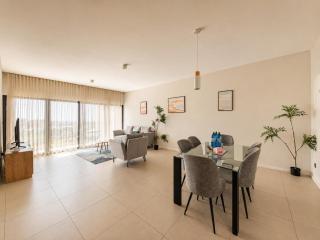 Spacious Skyline-3 Bedroom Apartment - 6