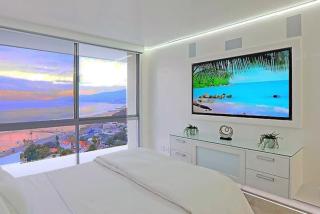 Two Bedroom Residence with Panoramic Pacific Views - 1