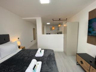 Modern Executive Studio, Central Swindon - 2
