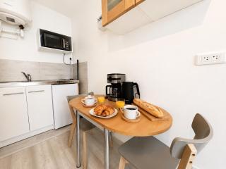 Studio centre Troyes - Cosy & fonctionnel - Idéal courts séjours - Proche Gare - Wifi - Cuisine équipée - Parking facile - 4