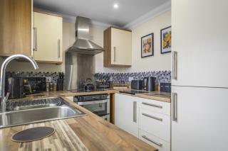 Stylish 2-Bed Coach House Near Cotswold Lakes - 3
