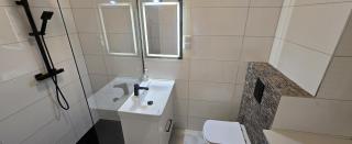 A spacious duplex apartment with three bedrooms, a living room with an Xbox, two bathrooms, air conditioning, and a parking space - 8