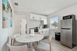 Stylish Treasure Island Getaway - Unit 8 - 8