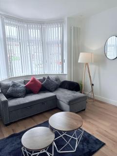 CosyHome in West Midlands Sleeps 9 Driveway Free Parking Garden PrimeLocation - 0