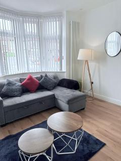 CosyHome in West Midlands Sleeps 9 Driveway Free Parking Garden PrimeLocation - 8