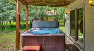 5BR Chalet - Hot Tub Game Room & Lake Access - 6