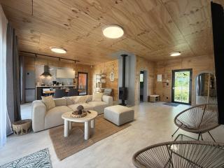 BRAND NEW, WiFi, AC, sundeck, wide view, BBQ - 9