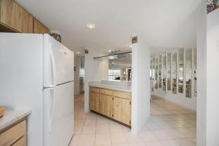 Luxurious 2-Bed 2-Bath Condo in the Halyard Club - 3