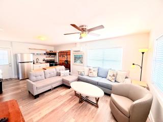 Laguna Beach Bungalow sleeps 4 large patio just steps to the sand - 8