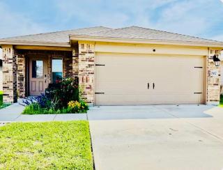 Spacious Coastal Retreat for 6 Guests with Free WiFi - 9