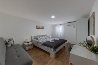 Hidden Hill Lopar With Sauna & Jacuzzi - 1