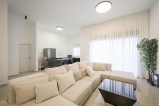 3BDR apt with a huge garden BY MadrigalRentals - 4