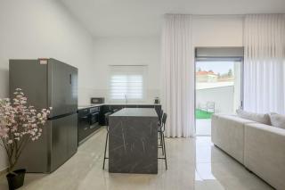 3BDR apt with a huge garden BY MadrigalRentals - 2