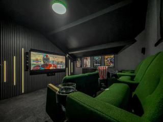 Contractor Comfort Complex Sleeps 11 CinemaPool - 0