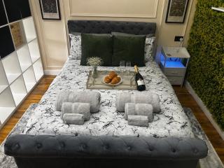 Stylish 1-Bed Apartment in Chester with Parking & Full Kitchen - 8