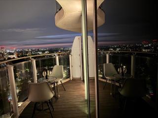 High Floor Modern 1BR Stunning Views Balcony Portable AC Free Parking - Londres - 9