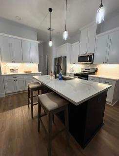 Spacious Heights Home-King Suite-Sleeps 6 - 2