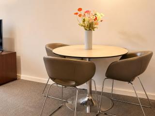 Queen Street CBD Stay with Balcony and Amenities C48 - 5