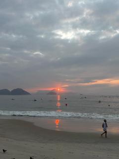 Espaçoso e iluminado, 1 quadra da praia, ar condicionado - 9