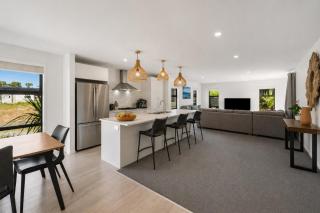 Spacious Family Mountain View Retreat, 4 Bedroom - 2