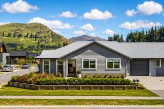 Spacious Modern Retreat, Near Shops & Cafes - 8