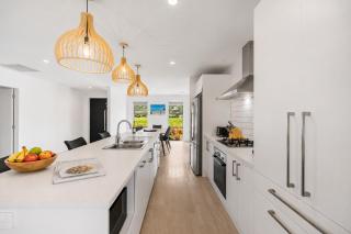 Spacious Modern Retreat, Near Shops & Cafes - 3