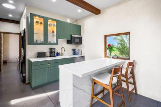 Catalina Vista - Modern 2BD Foothills Retreat with Amazing Mountain Views - Tucson - 1