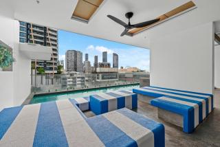 Stylish Southbank Apt with Pool, Spa, Gym & Parking - 6