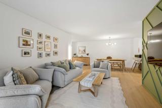 Modern Renovated 2BR Apartment in East Perth - 9