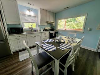 Dockside Dreamz- Lakefront duplex with dock and beach - sleeps 12 - 7