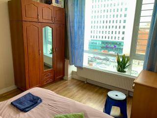 Queen bedroom with private bathroom - 5