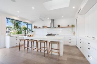 Lucy - Noosa - Noosaville - 5