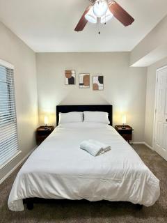 Elegant 1BR with Pool View in Prime Dallas - 6