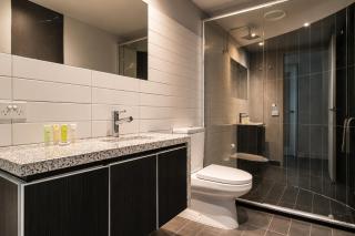 Live Luxe | 2BR Apt • Free Parking, Pool & Gym - 6