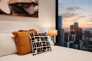 Gorgeous City Views 70th Floor 3BR Apartment with Pool and Gym - 4