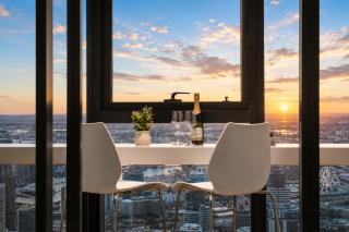 Gorgeous City Views 70th Floor 3BR Apartment with Pool and Gym - 3