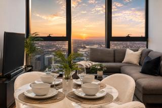 Gorgeous City Views 70th Floor 3BR Apartment with Pool and Gym - 5