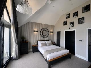 Rochester Retreat Spacious 5 Bedroom House - 1