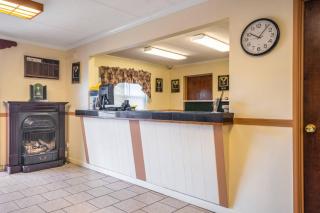 Econo Lodge Inn & Suites Windsor Locks Bradley Airport - 7