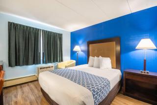 Econo Lodge Inn & Suites Windsor Locks Bradley Airport - 6