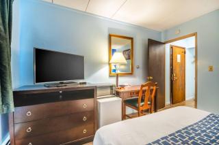 Econo Lodge Inn & Suites Windsor Locks Bradley Airport - 2