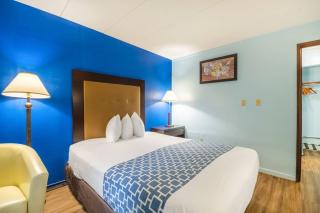 Econo Lodge Inn & Suites Windsor Locks Bradley Airport - 5