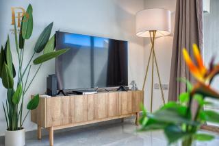 Designer 3 Bed 3 Bath Walk to Beaches - 6