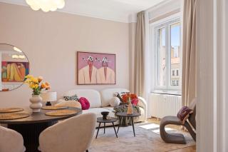 Elegant 2BR Designer Retreat in Karoly Krt - 9