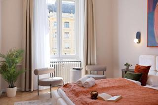 Elegant 2BR Designer Retreat in Karoly Krt - 1