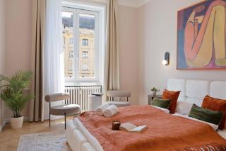 Elegant 2BR Designer Retreat in Karoly Krt - Budapest - 1